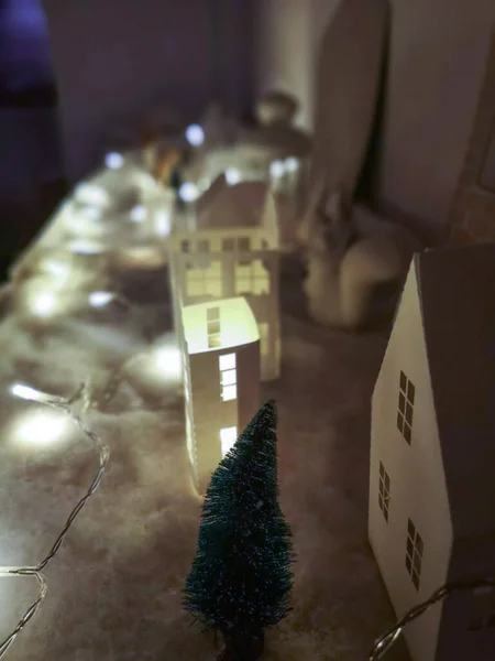Decoración de Navidad con luces y artesanías navideñas —  Fotos de Stock