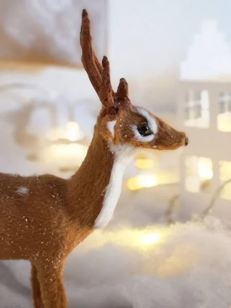 Detalle de una decoración de Navidad, ciervos de juguete sobre un fondo cubierto de nieve —  Fotos de Stock