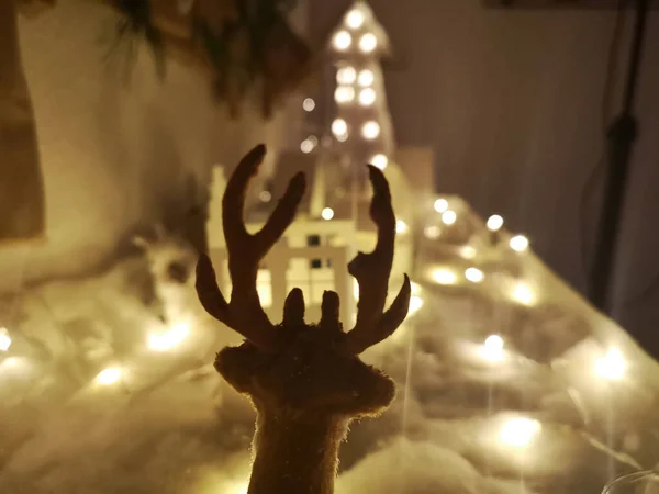 Julepynt, leketøyshjort på snødekt bakgrunn – stockfoto