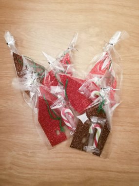 Şeffaf kağıda, el sanatlarına ve tatlılara sarılmış Noel hediyeleri.