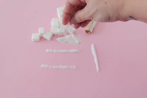 Biały cukier jest jak narkotyki, scena odtwarzania narkotyków.Czarne tło — Zdjęcie stockowe
