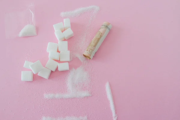 Escena recreando drogas con azúcar blanca sobre fondo rosa —  Fotos de Stock