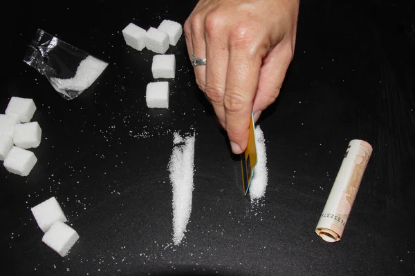 El azúcar es una droga. Un hombre con azúcar imitando cocaína —  Fotos de Stock