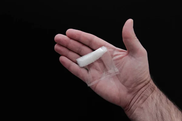 Gula adalah paket gula drug.granulated di telapak tangan seperti kanabis . — Stok Foto
