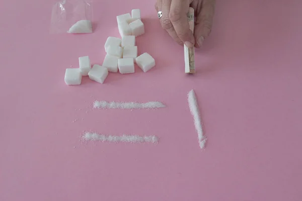 O açúcar é uma droga. Mão de uma mulher com açúcar imitando cocaína — Fotografia de Stock