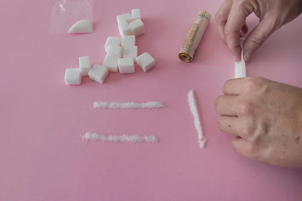El azúcar es una droga. Mano de una mujer con azúcar imitando la cocaína —  Fotos de Stock