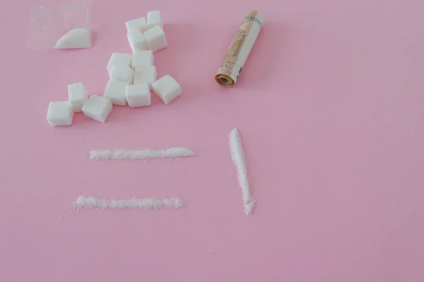Scene herscheppen van drugs met witte suiker op roze achtergrond — Stockfoto