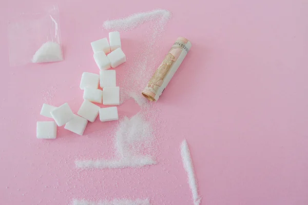 Escena recreando drogas con azúcar blanca sobre fondo rosa —  Fotos de Stock