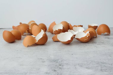 Kırık yumurta kabukları Gri arka plana saçılmış