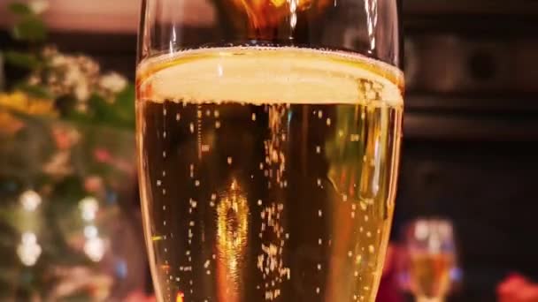 庆祝活动中桌上的香槟杯 — 图库视频影像