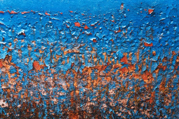 Mavi boyalı metal pas doku ile. Kırmızı boya, mavi rusty. Benzersiz eski arka plan, kopya alanı ile yüzey. Pas doku ile eski mavi boyalı duvar. Grunge paslı metal arka plan. Pas lekeleri.