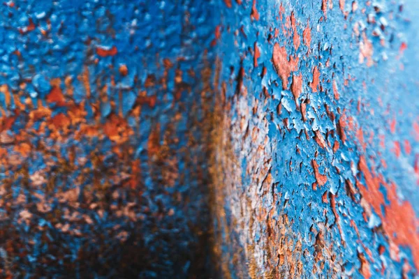 Mavi boyalı metal pas doku ile. Kırmızı boya, mavi rusty. Benzersiz eski arka plan, kopya alanı ile yüzey. Pas doku ile eski mavi boyalı duvar. Grunge paslı metal arka plan. Pas lekeleri.
