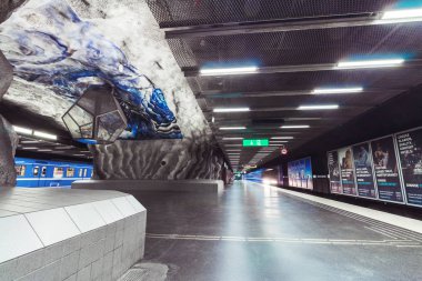 Stockholm, İsveç - Temmuz 15,2018: Stockholm yeraltı metro ya da tunnelbana İstasyonu Tekniska Hogskolan veya Teknoloji Enstitüsü