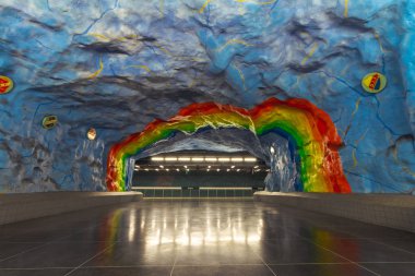 Stockholm, İsveç - Temmuz 15,2018: Stockholm yeraltı metro ya da tunnelbana İstasyonu Stadion. Olimpik halka gökkuşağı renkleri.