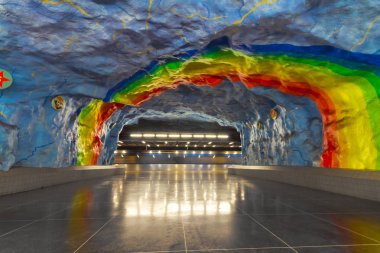Stockholm, İsveç - Temmuz 15,2018: Stockholm yeraltı metro ya da tunnelbana İstasyonu Stadion. Olimpik halka gökkuşağı renkleri.