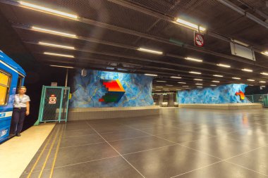 Stockholm, İsveç - Temmuz 15,2018: Stockholm yeraltı metro ya da tunnelbana İstasyonu Stadion. Olimpik halka gökkuşağı renkleri.