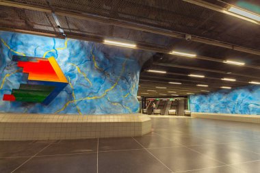 Stockholm, İsveç - Temmuz 15,2018: Stockholm yeraltı metro ya da tunnelbana İstasyonu Stadion. Olimpik halka gökkuşağı renkleri.