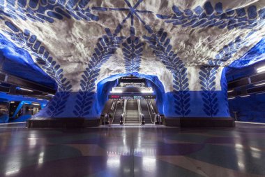 Stockholm, İsveç - Temmuz 15,2018: Stockholm yeraltı metro veya tunnelbana Ana İstasyonu T-Centralen. En güzel metro istasyonu Stockholm.