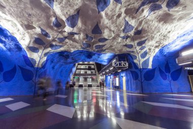 Stockholm, İsveç - Temmuz 15,2018: Stockholm yeraltı metro veya tunnelbana Ana İstasyonu T-Centralen. En güzel metro istasyonu Stockholm.