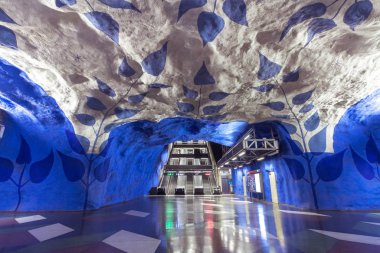 Stockholm, İsveç - Temmuz 15,2018: Stockholm yeraltı metro veya tunnelbana Ana İstasyonu T-Centralen. En güzel metro istasyonu Stockholm.
