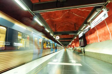 Stockholm, İsveç - Temmuz 15,2018: Stockholm yeraltı metro ya da tunnelbana İstasyonu Radhuset. Mavi yeni tren istasyonunda geldi. Bulanık bir adam.