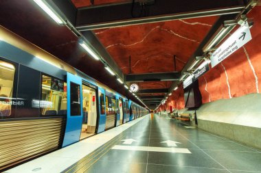 Stockholm, İsveç - Temmuz 15,2018: Stockholm yeraltı metro ya da tunnelbana İstasyonu Radhuset. Mavi yeni tren istasyonunda geldi. Tren kapılarını açık.