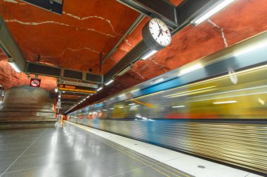 Stockholm, İsveç - 01 Mart 2018: İçinde Radhuset, Stockholm kırmızı metro istasyonu