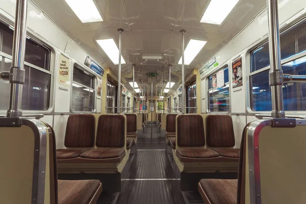 Estocolmo, Suécia - 15 de julho de 2018: O interior do antigo vagão de metrô. Assentos retrô Shabby. Não há passageiros. . — Fotografia de Stock