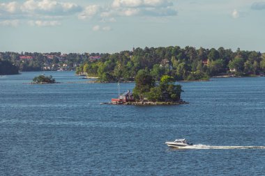 Ayrı bir küçük adada yalnız bir ev. Sıradan bir kulübe İsveç'te. Hızlı bir şekilde tekne rides.