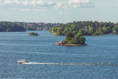 Ayrı bir küçük adada yalnız bir ev. Sıradan bir kulübe İsveç'te. Hızlı bir şekilde tekne rides.