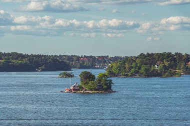 Ayrı bir küçük adada yalnız bir ev. Sıradan bir kulübe İsveç.
