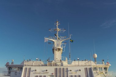 Radar ve iletişim kulesi bir büyük turistik liner. Ayrıntılı seyir cihazları, radar ve mavi gökyüzü antenler.