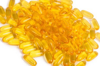 Beyaz arka plan üzerinde izole balık yağı. Sarı şeffaf tıbbi kapsül ile balık yağı sağlık ve iyi. D vitamini ve A. çok kadınlar için yararlı.