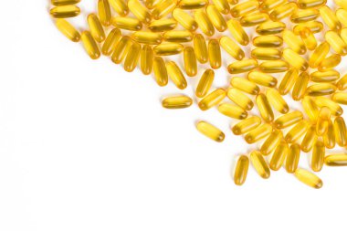 Beyaz arka plan üzerinde izole balık yağı. Sarı şeffaf tıbbi kapsül ile balık yağı sağlık ve iyi. D vitamini ve A. çok kadınlar için yararlı. Tıbbi geçmişi hapları ile. Metin için yer.