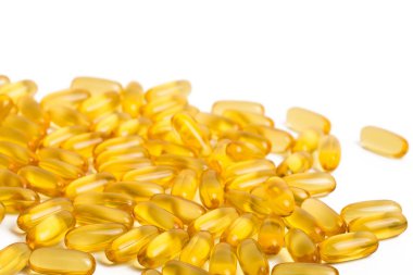 Beyaz arka plan üzerinde izole balık yağı. Sarı şeffaf tıbbi kapsül ile balık yağı sağlık ve iyi. D vitamini ve A. çok kadınlar için yararlı.