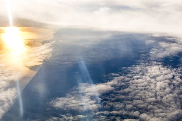 Błękitne Niebo Chmurami Kręcone Jako Naturalnego Tła Widok Góry — Zdjęcie stockowe