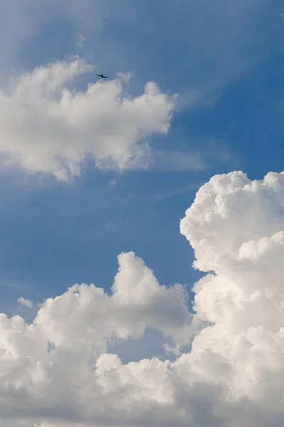 곱슬 공기 구름 배경에 대 한 푸른 하늘에. — 스톡 사진