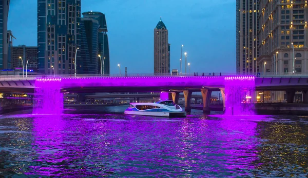 Renkli su düşmek dubai su kanal 
