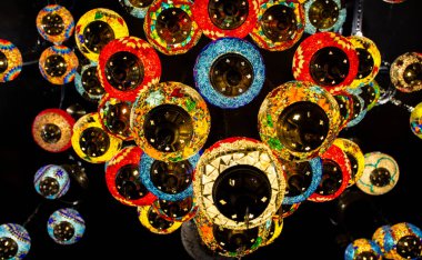 Renkli asılı ışık