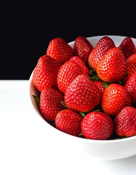 Beautiful Fresh Strawberries in a cup — Stockfoto
