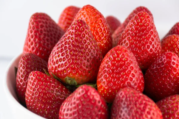 Fragole rosse brillanti fresche — Foto Stock