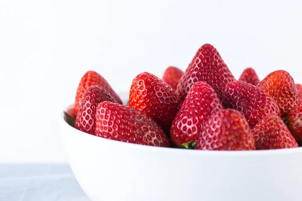 Verse aardbeien in een witte klap — Stockfoto