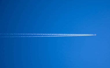 mavi gökyüzünde uçak