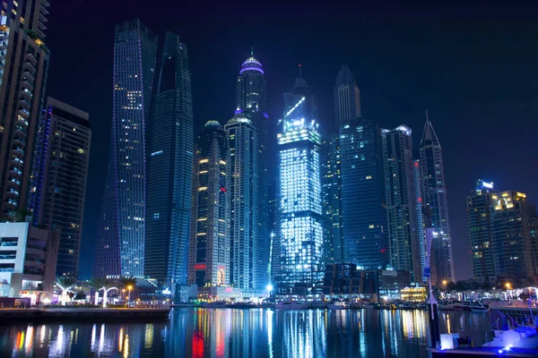 五颜六色的城市夜景迪拜码头 — 图库照片
