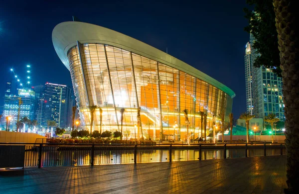 Dubai Opera - gece görünümü