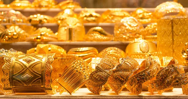 Gouden kettingen & Bangle sieraden ornamenten schot van dubai goud souk — Stockfoto