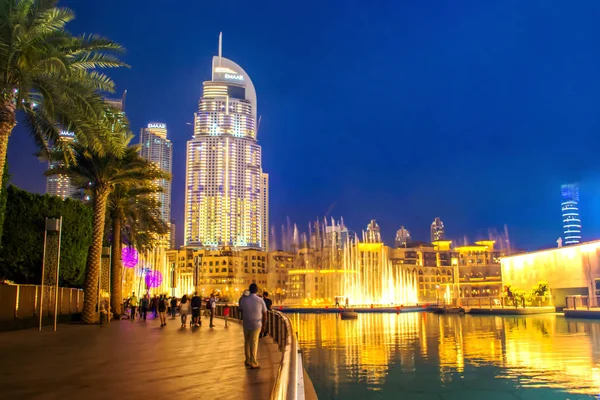 Fontaine d'eau de Dubaï de danse aquatique colorée — Photo