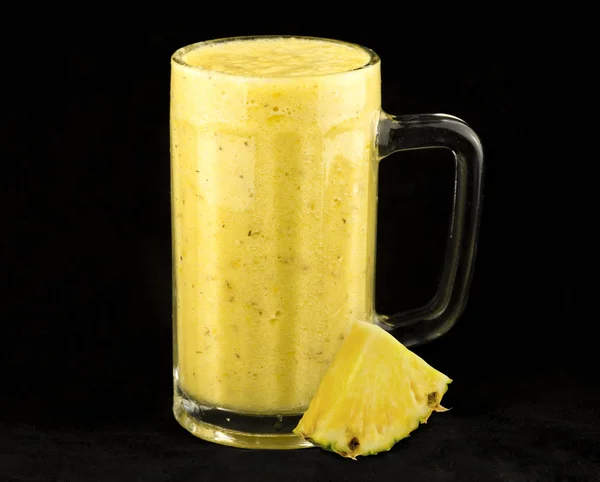 Bardakta taze ananas suyu