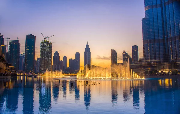 Colorida danza del agua Dubai Water Fountain — Foto de Stock