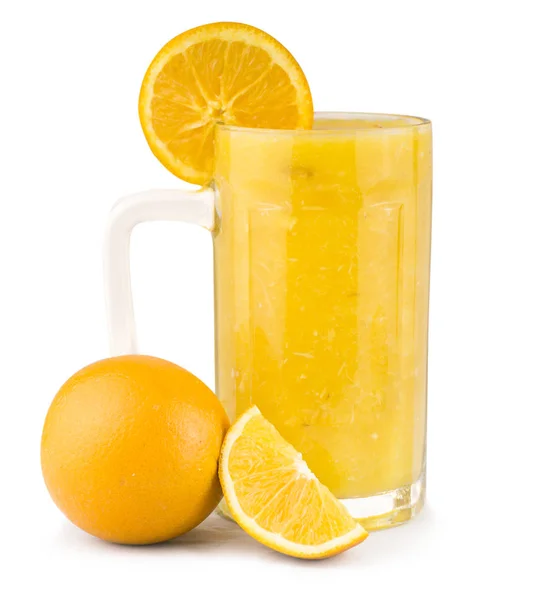 Glas Färsk Apelsinjuice Med Frukter Isolerad Bakgrund — Stockfoto